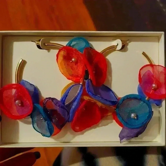 C & C CALIFORNIA FLOWER EARRINGS - Picture 1 of 3